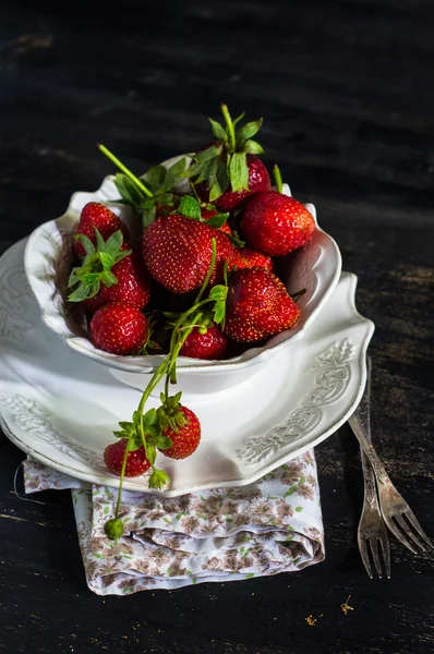 在桌子上的新鲜草莓 — 图库照片