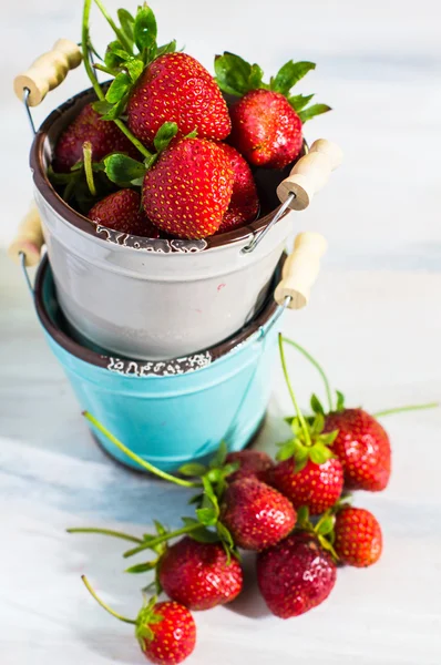 Verse aardbeien op de tafel — Stockfoto