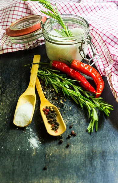 Koken ingrediënt met rozemarijn — Stockfoto