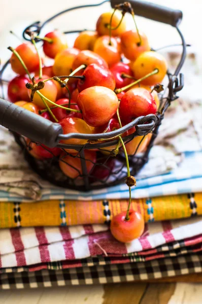 Sötkörsbär på rustika bord — Stockfoto