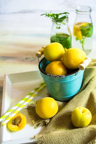 Detox drink with mint and apricot — Stock Photo, Image