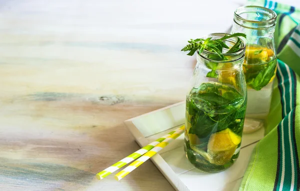 Detox drink with mint and apricot — Stock Photo, Image