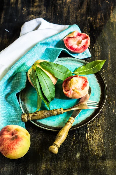 Fresh organic peach — Stock Photo, Image