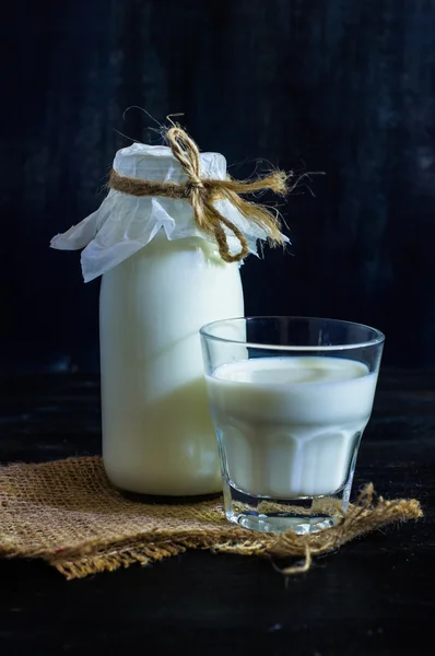 Молоко на деревенском фоне — стоковое фото