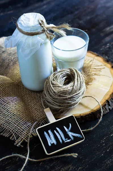 Mléko na rustikální pozadí — Stock fotografie