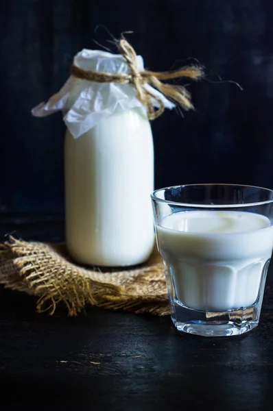 Melk op rustieke achtergrond — Stockfoto