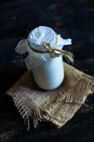 Rustik arka plan üzerinde süt — Stok fotoğraf