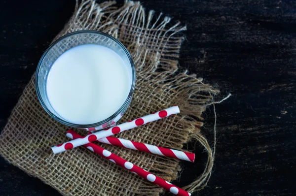 Melk op rustieke achtergrond — Stockfoto