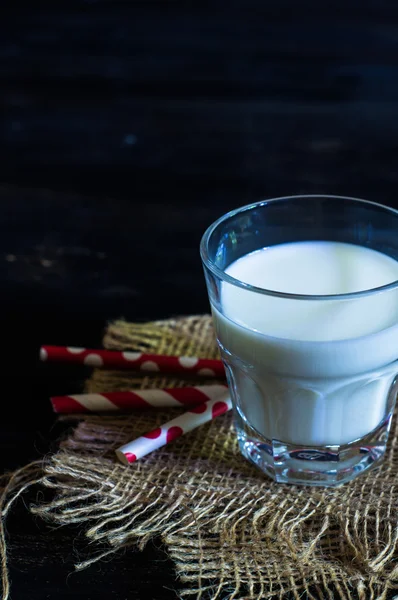 Melk op rustieke achtergrond — Stockfoto