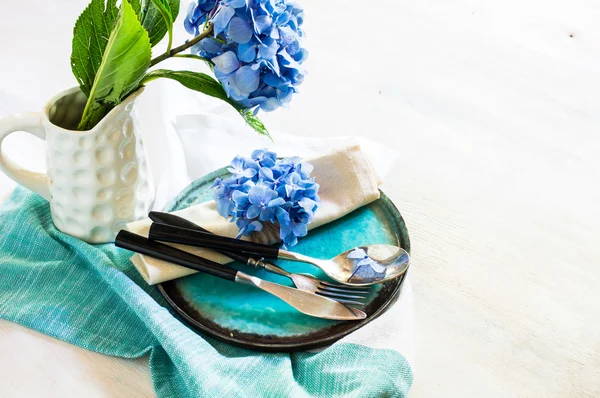 Ajuste de mesa y flores de hortensias —  Fotos de Stock