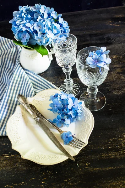 アジサイの花とテーブルの設定 — ストック写真