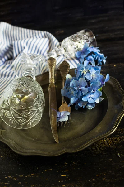 Flores de hortênsia e definição de mesa — Fotografia de Stock