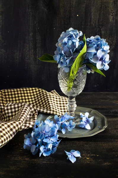 Flori de hortensie și setarea mesei — Fotografie, imagine de stoc