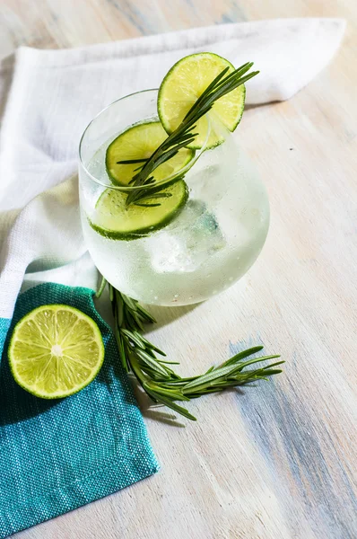 Bevanda disintossicante con lime fresco — Foto Stock