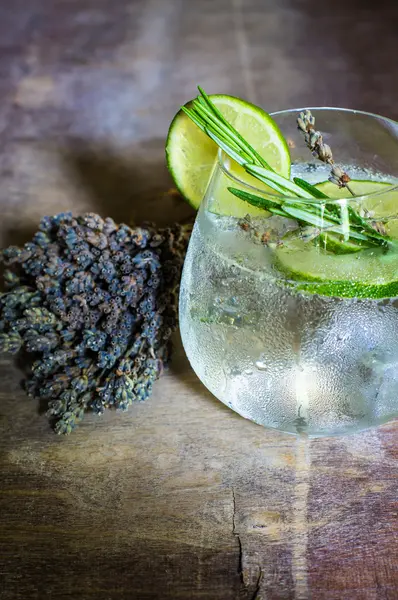 Detox drink with fresh lime — Stock Photo, Image