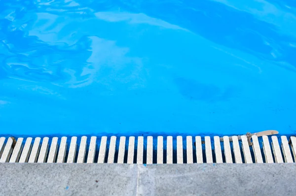 Открытый бассейн с голубой водой — стоковое фото