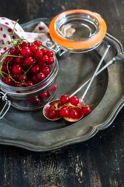 Vintage-Küchenpersonal und frische rote Beeren — Stockfoto