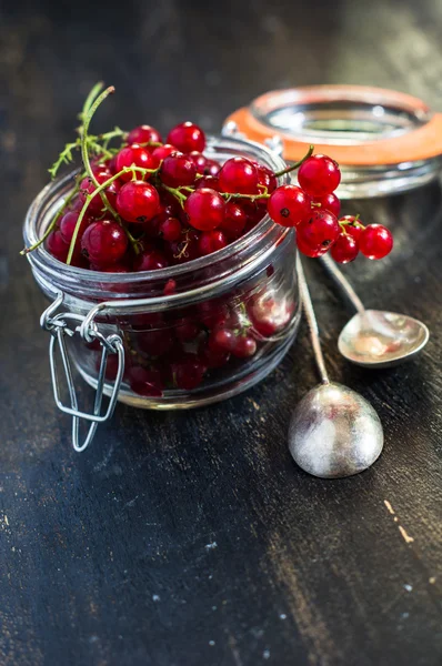 Vintage konyhai személyzet és a friss, piros bogyós gyümölcsök — Stock Fotó