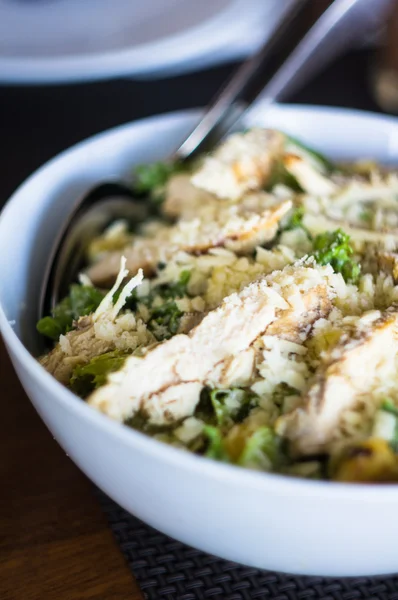 Salada de frango na tigela branca — Fotografia de Stock