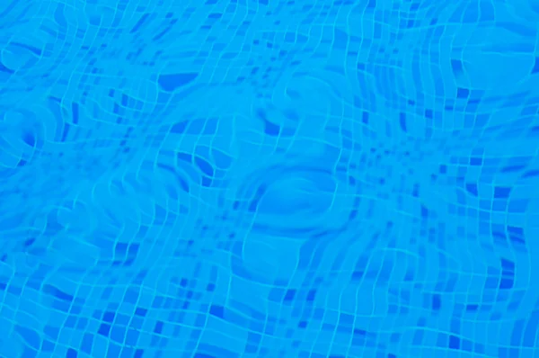 Água azul brilhante em uma piscina — Fotografia de Stock