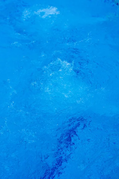 Helder blauw water in een pool — Stockfoto