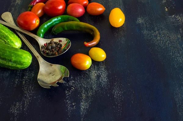 Ingredientes de ensalada y cucharas — Foto de Stock