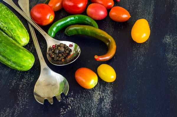 Ingredientes de ensalada y cucharas — Foto de Stock