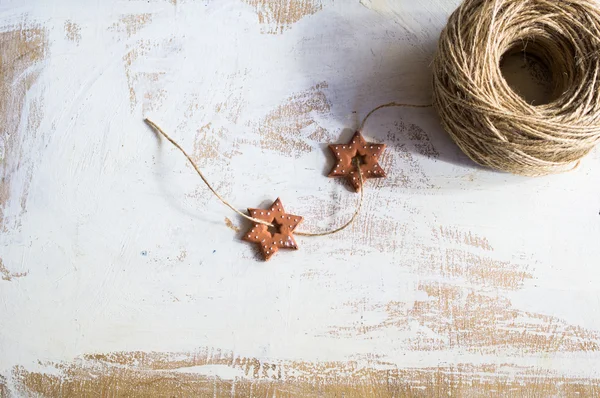 Печенье в форме звезды и веревка — стоковое фото