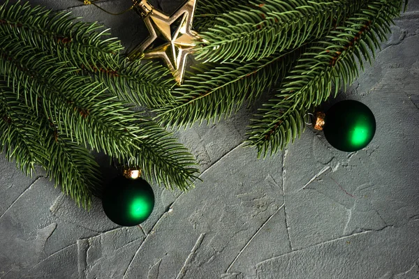 Cornice Natalizia Con Rami Albero Natale Ornamento Festivo Sfondo Cemento — Foto Stock