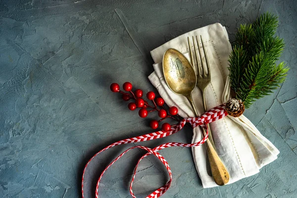 Weihnachtsbesteck Mit Serviette Und Weihnachtsdekoration Auf Holztisch — Stockfoto