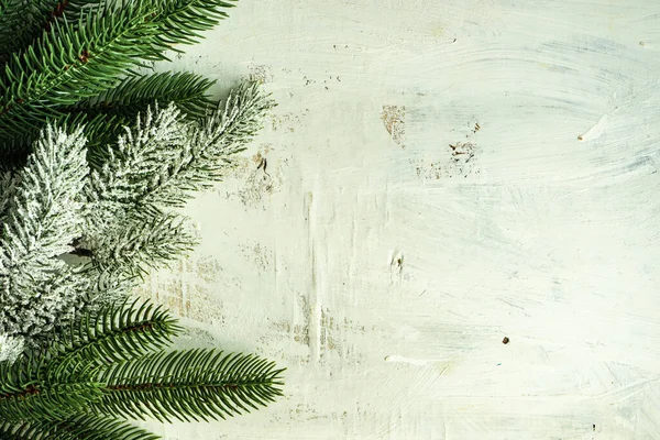 圣诞框架 圣诞树分枝在白色的乡村木背景 — 图库照片