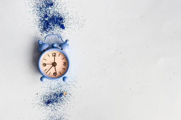 Concepto Tarjeta Navidad Con Reloj Sobre Fondo Minimalista — Foto de Stock