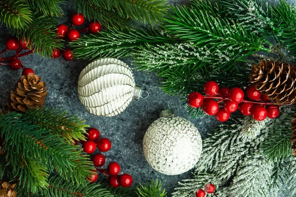 Χριστουγεννιάτικο Πλαίσιο Κλαδιά Χριστουγεννιάτικου Δέντρου Και Εορταστικό Στολίδι Μπετόν Φόντο — Φωτογραφία Αρχείου