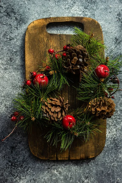 Cornice Natalizia Con Rami Albero Natale Ornamento Festivo Sfondo Cemento — Foto Stock