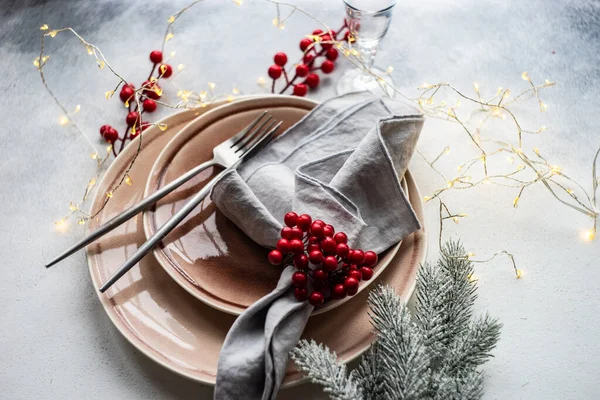 お祝いのためのお祭りの場所の設定具体的なテーブルの上のクリスマス前夜 — ストック写真
