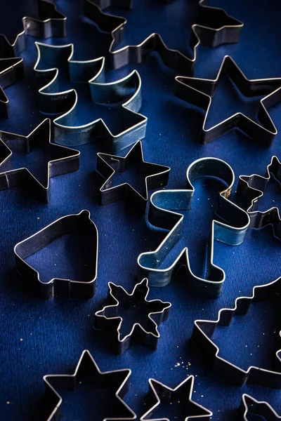 Natal Flat Lay Feito Com Cortadores Biscoitos Fundo Azul Profundo — Fotografia de Stock