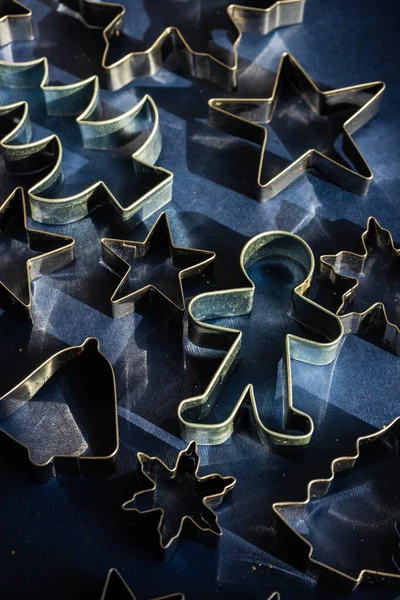 Colocación Plana Navidad Hecha Con Cortadores Galletas Sobre Fondo Azul — Foto de Stock