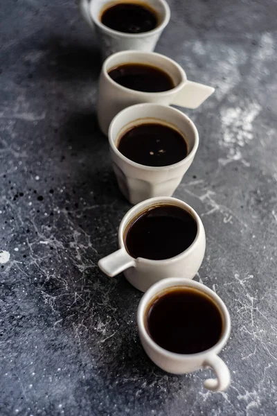 Tazas Blancas Cerámica Con Bebida Café Caliente Sobre Fondo Textil —  Fotos de Stock