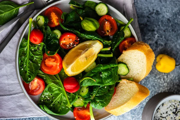 Konsep Makanan Sehat Dengan Daun Bayam Organik Segar Dan Salad — Stok Foto