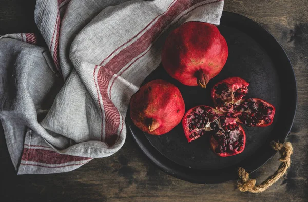 Organic Pomegranate Fruits Its Seeds Plate Organic Food Concept — Stock Photo, Image