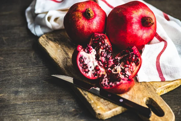 Organic Pomegranate Fruits Its Seeds Plate Organic Food Concept — Stock Photo, Image