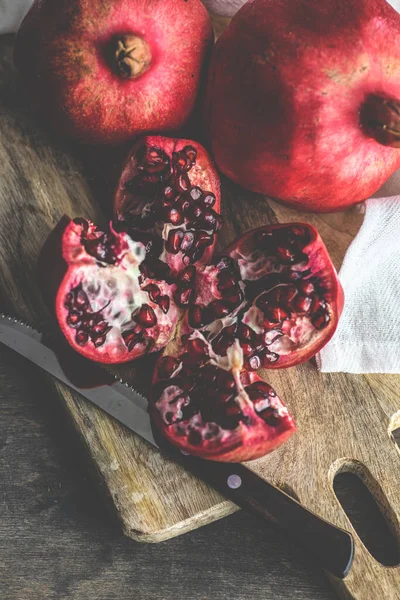 Frutas Romã Orgânica Com Suas Sementes Prato Como Conceito Alimento — Fotografia de Stock