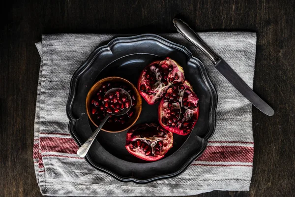 Organic Pomegranate Fruits Its Seeds Plate Organic Food Concept — Stock Photo, Image