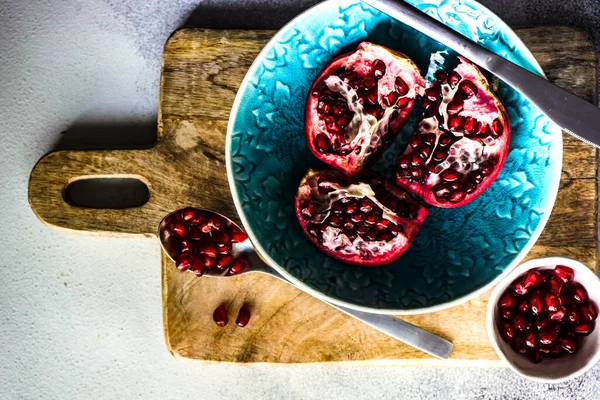 Organic Pomegranate Fruits Its Seeds Plate Stone Grey Background Organic — Stock Photo, Image