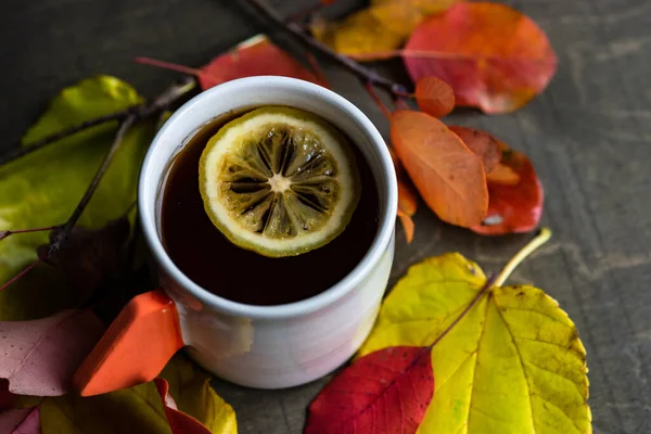 Tasse Schwarzen Tee Und Zitrone Auf Hölzernem Hintergrund Mit Kopierraum — Stockfoto