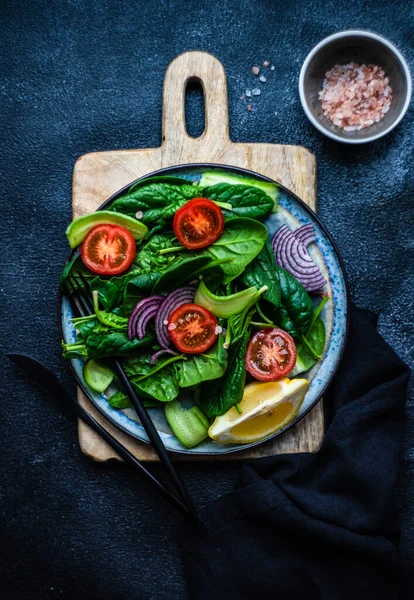 Hälsosam Matsallad Med Färska Ekologiska Spenat Blad Med Sesamfrön Serveras — Stockfoto