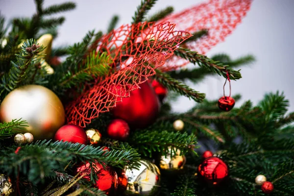 コピースペースと石の背景にボールや装飾とクリスマスのお祝いの組成 — ストック写真