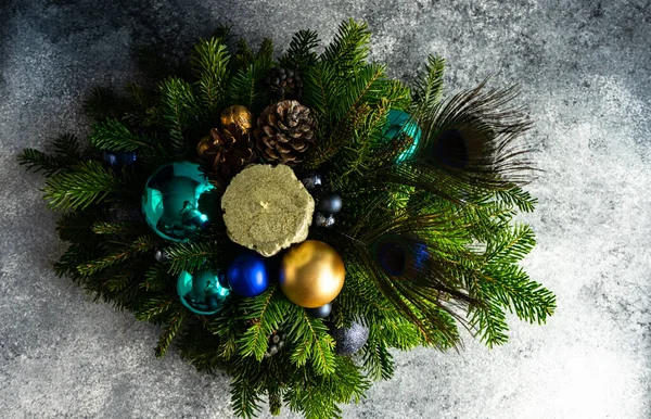 Composición Navideña Festiva Con Bolas Decoración Sobre Fondo Piedra Con —  Fotos de Stock