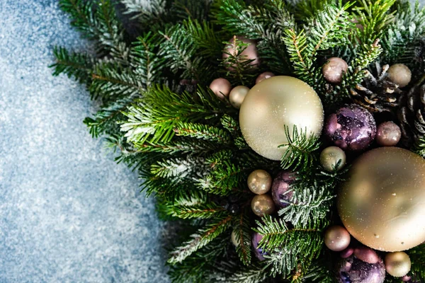 Weihnachten Festliche Komposition Mit Kugeln Und Dekor Auf Steinhintergrund Mit — Stockfoto