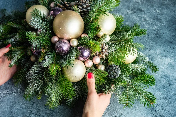 Taşlı Arka Planda Fotokopi Alanı Olan Topları Dekorasyonu Olan Noel — Stok fotoğraf